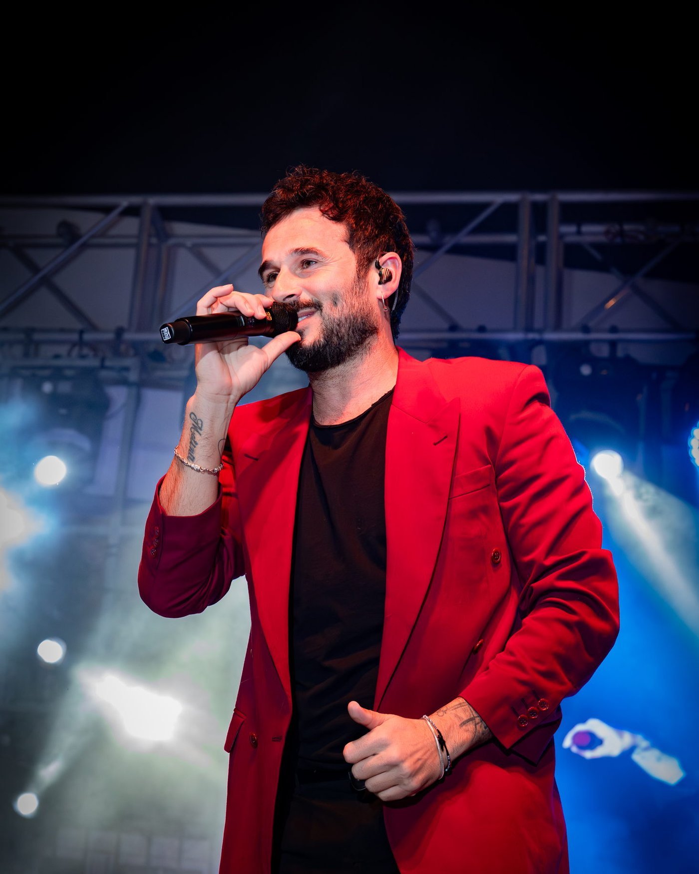 Antoñito Molina cantando de rojo bajo los focos