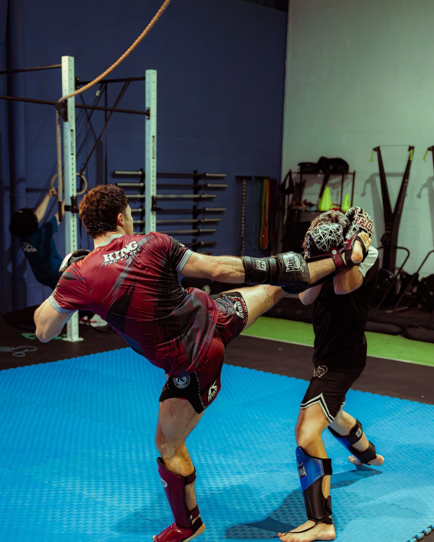 Patada alta a la manopla en el tatami